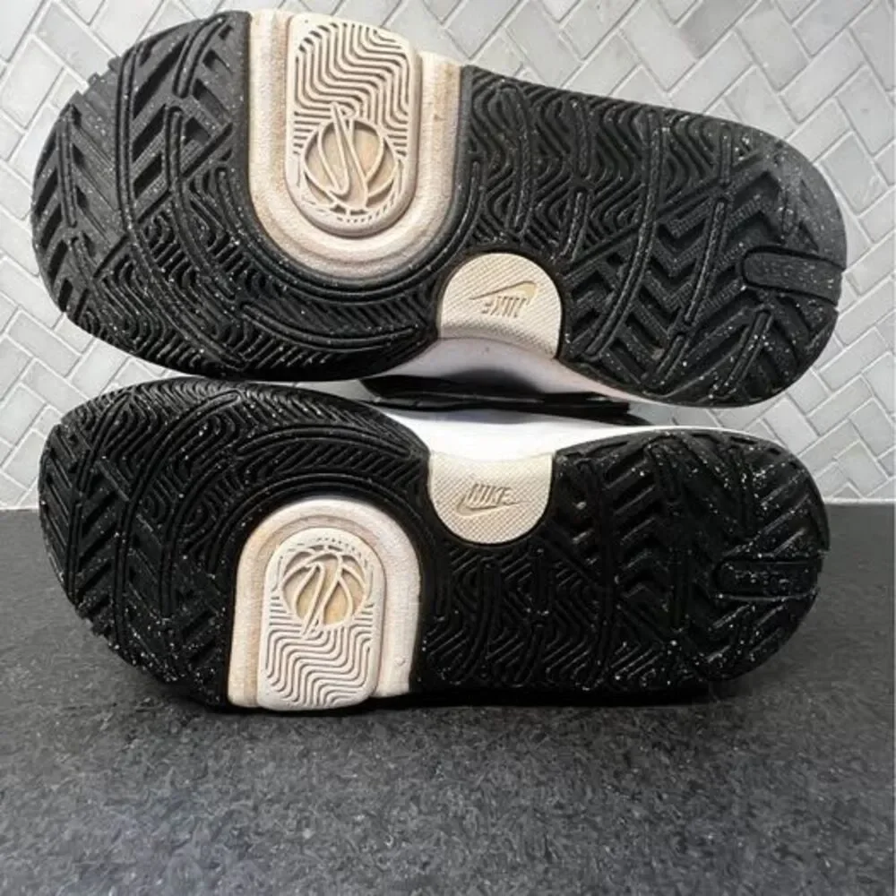 Boy’s size 3 Nike Team Hustle basketball shoes